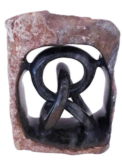Beeld | Liefdesknoop/oneindige knoop in ruwe steen